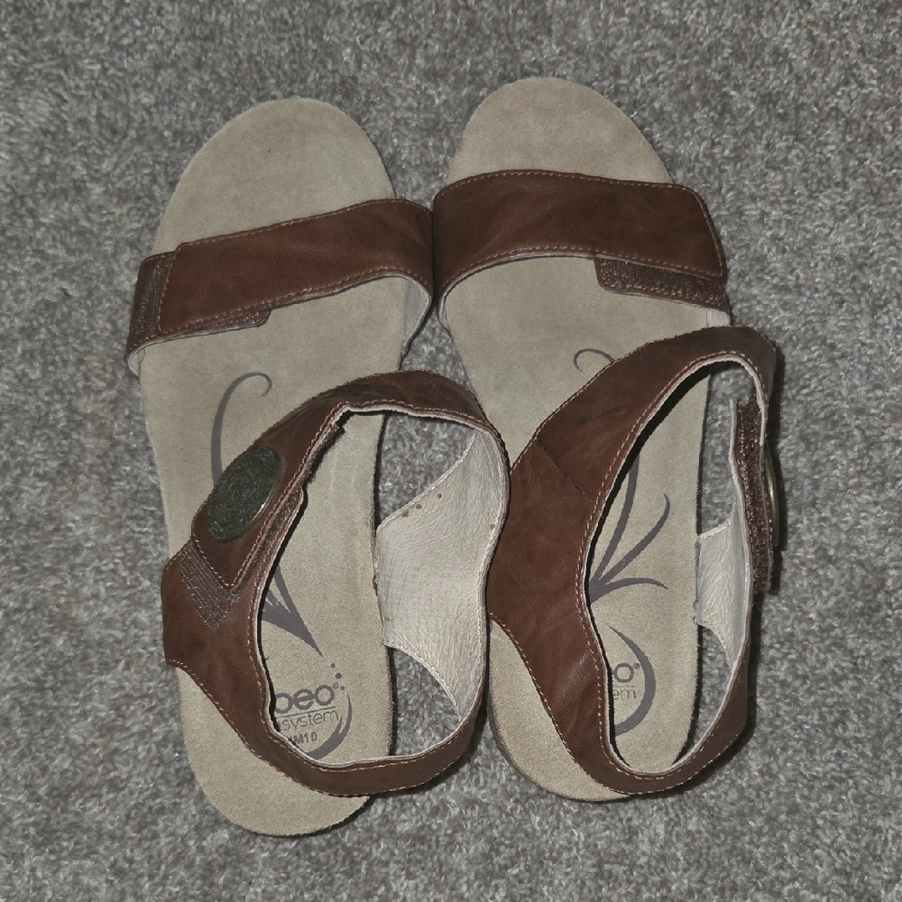 Abeo Women's Tan and Brown Sandals
